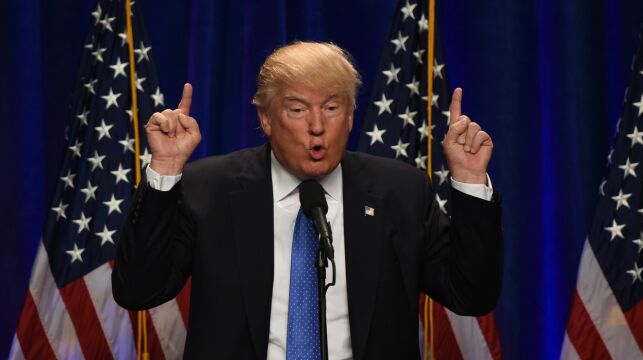 Trump ba russerne om å hacke 30 000 eposter fra Clintons konto. Nå sier han at han bare tulla