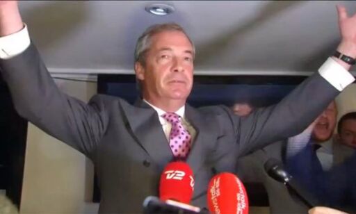 Nigel Farage feirer Brexit med full jubel