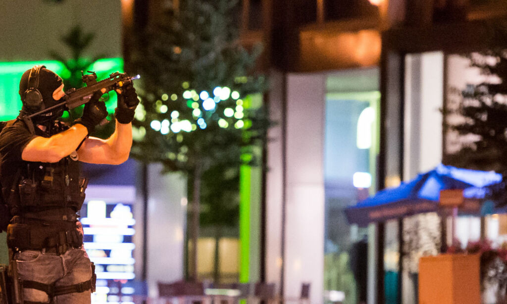 Ti personer drept i skyting i München. Gjerningsmannen identifisert som 18-åring