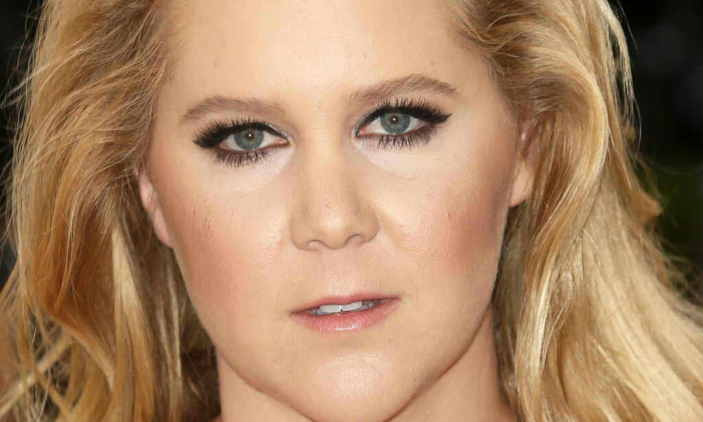 Amy Schumer slår tilbake mot kroppspress i nytt show: - Jeg er bare jævla glad for at jeg kan bevege meg