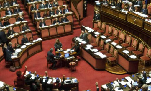 Berlusconi er politisk kastet på gata av Senatet