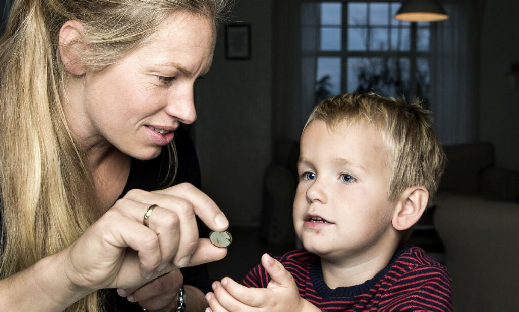 Conrad (3) hadde et batteri sittende fast i halsen i to måneder. Dette må du vite om hjemmets skjulte farer