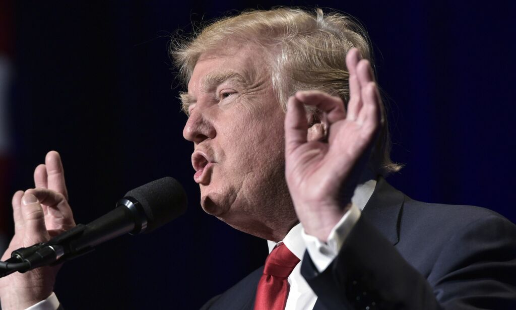 Dramatisk hendelse på valgmøte: Donald Trump dratt av scenen av sikkerhetsvakter
