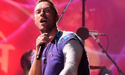 Coldplay stoppet plutselig konserten. Det som skjedde, fikk salen til å juble for kjærligheten