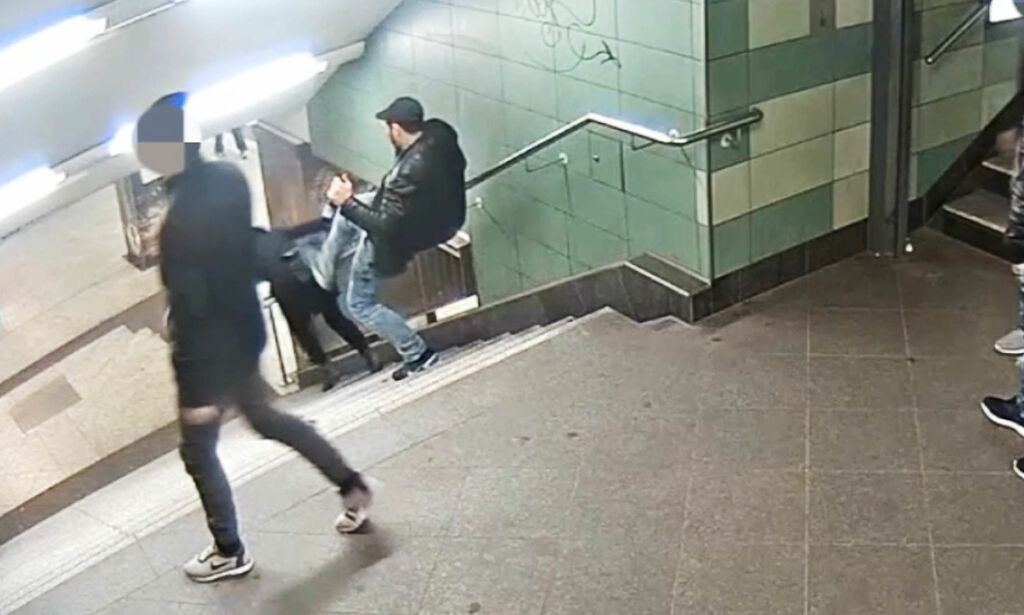 Mannen som sparket kvinnen ned trappa på undergrunnstasjonen i Berlin er arrestert