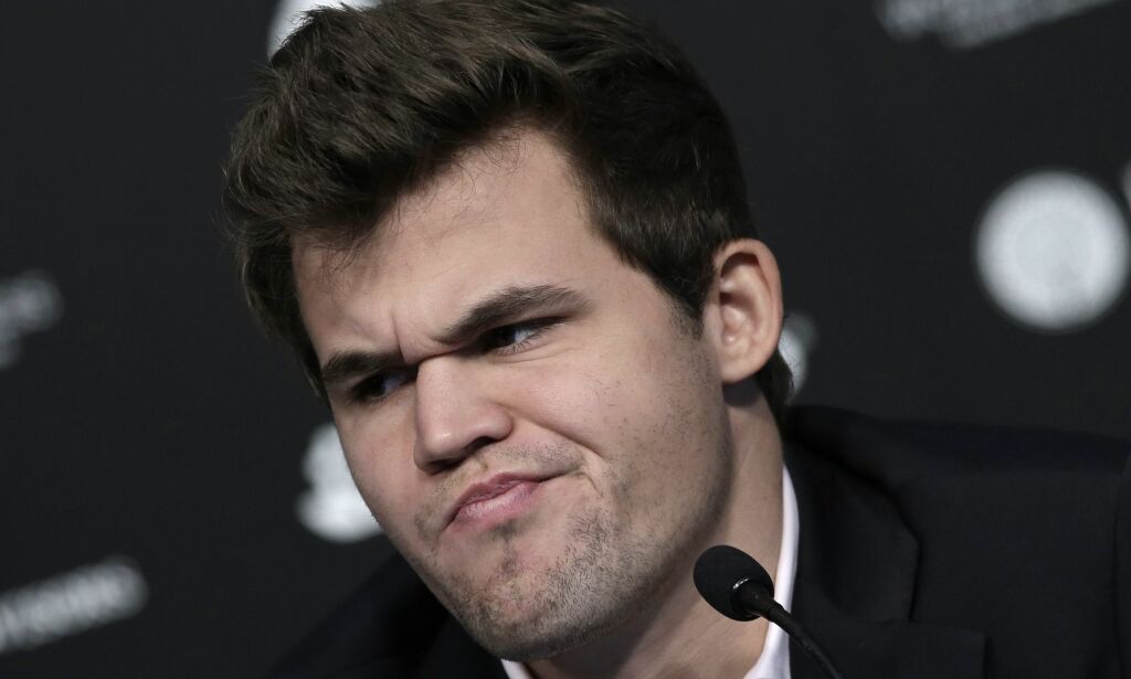 epa05651384 Chess players Magnus Carlsen of Norway, the reigning world chess champion, attends a press conference after round 12 ended in a draw of the World Chess Championship in New York, New York, USA, 28 November 2016. EPA/PETER FOLEY