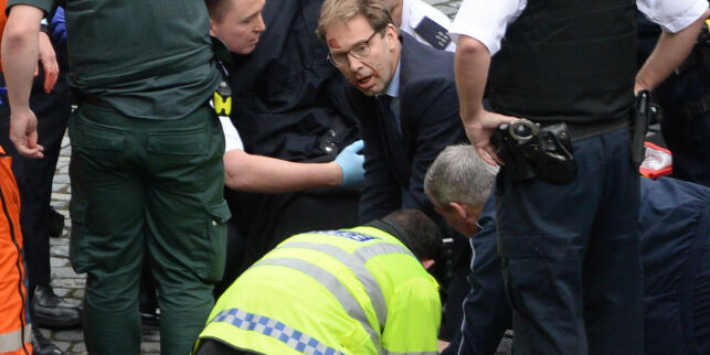 Her forsøker forgjeves den britiske politikeren å redde livet til den skadde politimannen