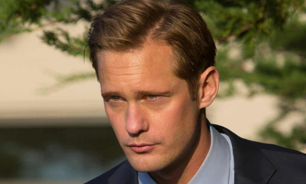 Tuller med Alexander Skarsgårds «kjempepenis». Det får feministblogg til å tordne: - Fortell det slik det er!