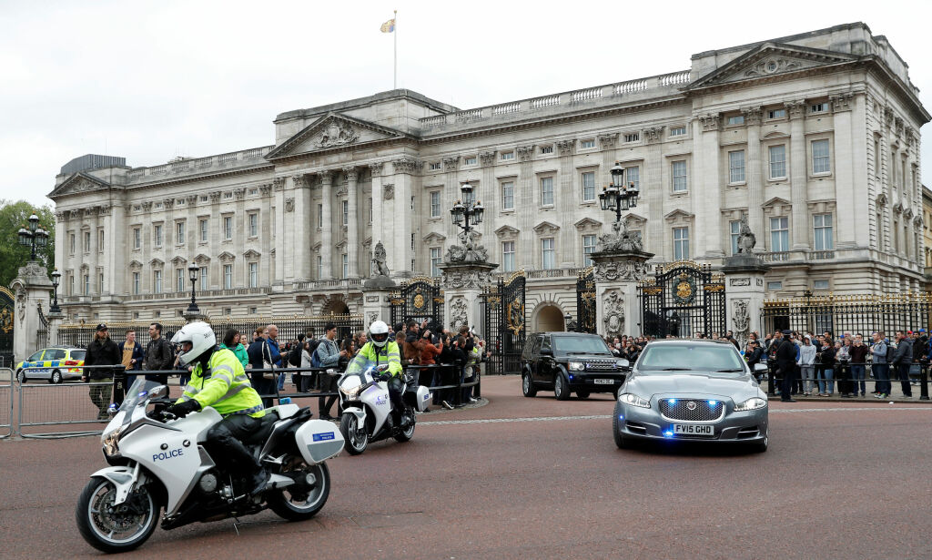 Spekulasjoner i britisk presse etter innkalling til hastemøte ved Buckingham Palace