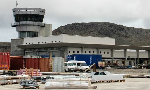 Ett år etter den offisielle åpningen landet endelig det første flyet på «verdens mest unyttige flyplass»