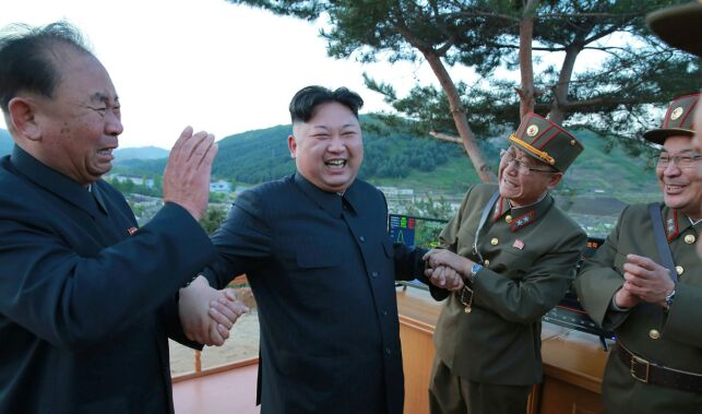 TOPSHOT - This picture taken on May 14, 2017 and released from North Korea's official Korean Central News Agency (KCNA) on May 15 shows North Korean leader Kim Jong-Un (2nd L) reacting during a test launch of a ground-to-ground medium long-range strategic ballistic rocket Hwasong-12 at an undisclosed location. / AFP PHOTO / KCNA VIA KNS / STR / South Korea OUT / REPUBLIC OF KOREA OUT ---EDITORS NOTE--- RESTRICTED TO EDITORIAL USE - MANDATORY CREDIT "AFP PHOTO/KCNA VIA KNS" - NO MARKETING NO ADVERTISING CAMPAIGNS - DISTRIBUTED AS A SERVICE TO CLIENTS
THIS PICTURE WAS MADE AVAILABLE BY A THIRD PARTY. AFP CAN NOT INDEPENDENTLY VERIFY THE AUTHENTICITY, LOCATION, DATE AND CONTENT OF THIS IMAGE. THIS PHOTO IS DISTRIBUTED EXACTLY AS RECEIVED BY AFP. /