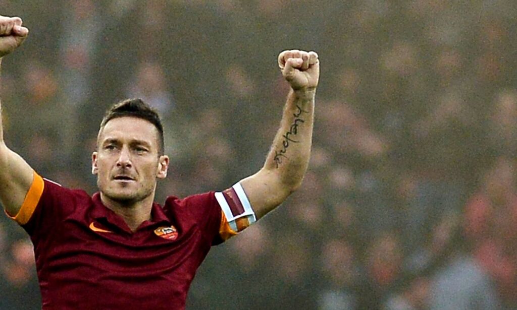 Til og med rivalens fryktede supportergruppe hyller Totti:- Den beste av fiender