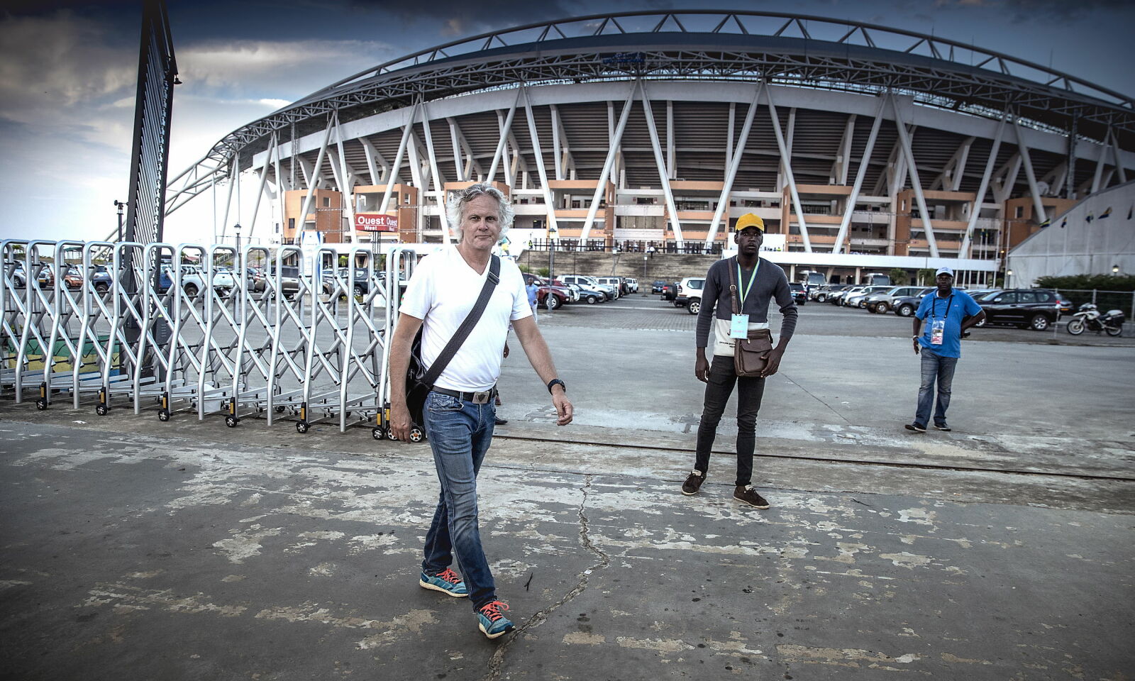 PÅ JOBB: Speider Stig Torbjørnsen utenfor Stade de l'Amitié i Libreville i Gabon. Torbjørnsen var blant de første nordmennene som reiste til Afrika for å finne fotballforsterkninger. Det var en del av starten på et fenomen i norsk fotball. Foto: Bjørn Langsem PÅ JOBB: Speider Stig Torbjørnsen utenfor Stade de l'Amitié i Libreville i Gabon. Torbjørnsen var blant de første nordmennene som reiste til Afrika for å finne fotballforsterkninger. Det var en del av starten på et fenomen i norsk fotball. Foto: Bjørn Langsem