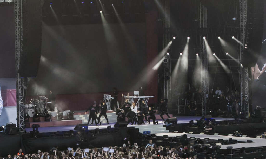 Tårevåt Ariana på scenen i Manchester: - Jeg elsker dere!