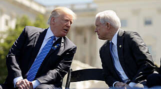 Justisministeren havnet på kant med Trump og sank dypere inn i Russland-etterforskningen. Nå må han vitne