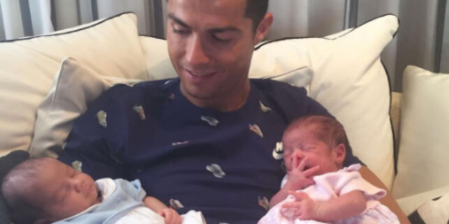 Ronaldo viser fram tvillingbarna