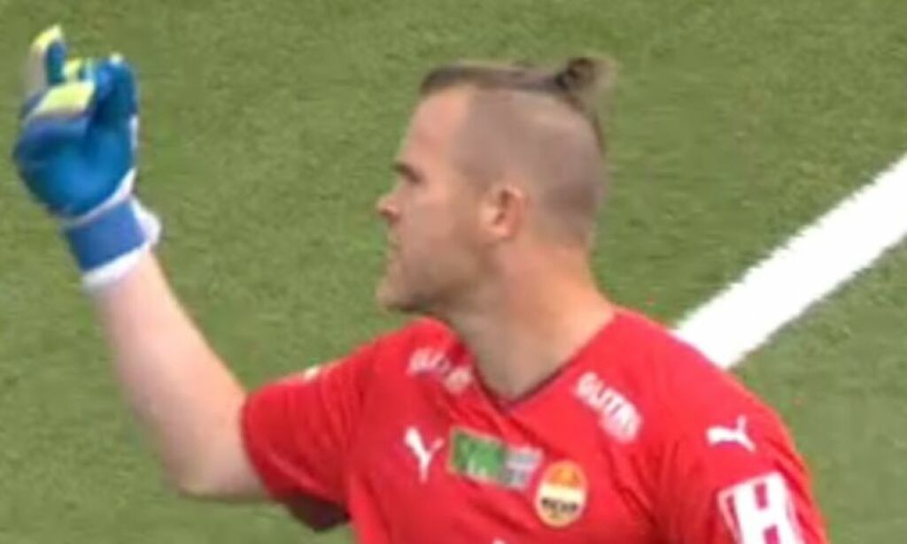 Straffes etter å ha vist fingeren til egne fans