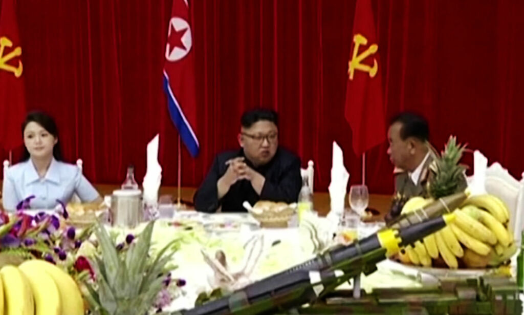 Ingen har sett Kims kone på flere måneder. Mandag dukket hun opp under Nord-Koreas storslåtte missilfeiring