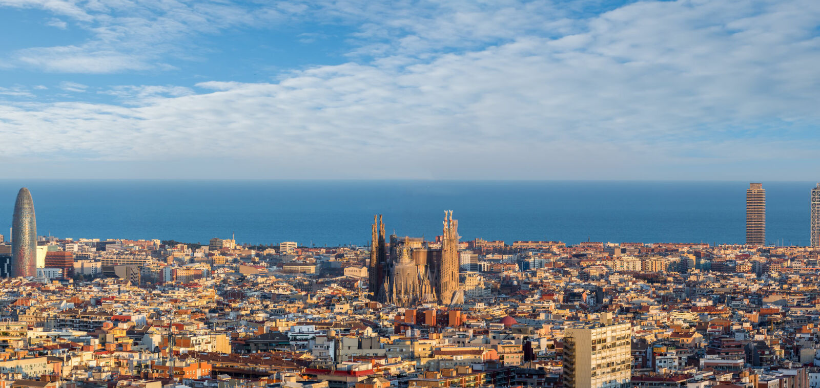 LANDEMERKE: Sagrada Família, i midten, dominerer horisonten ut mot havet i Barcelona. Basilikaen
er en av Barcelonas største attraksjoner og et landemerke i Spania LANDEMERKE: Sagrada Família, i midten, dominerer horisonten ut mot havet i Barcelona. Basilikaen
er en av Barcelonas største attraksjoner og et landemerke i Spania