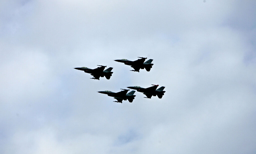 Tre personer nær truffet av F16-kanon under øvelse