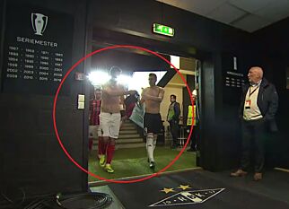 Reagerer på Bendtners draktbytte i pausen: - Det så veldig merkelig ut