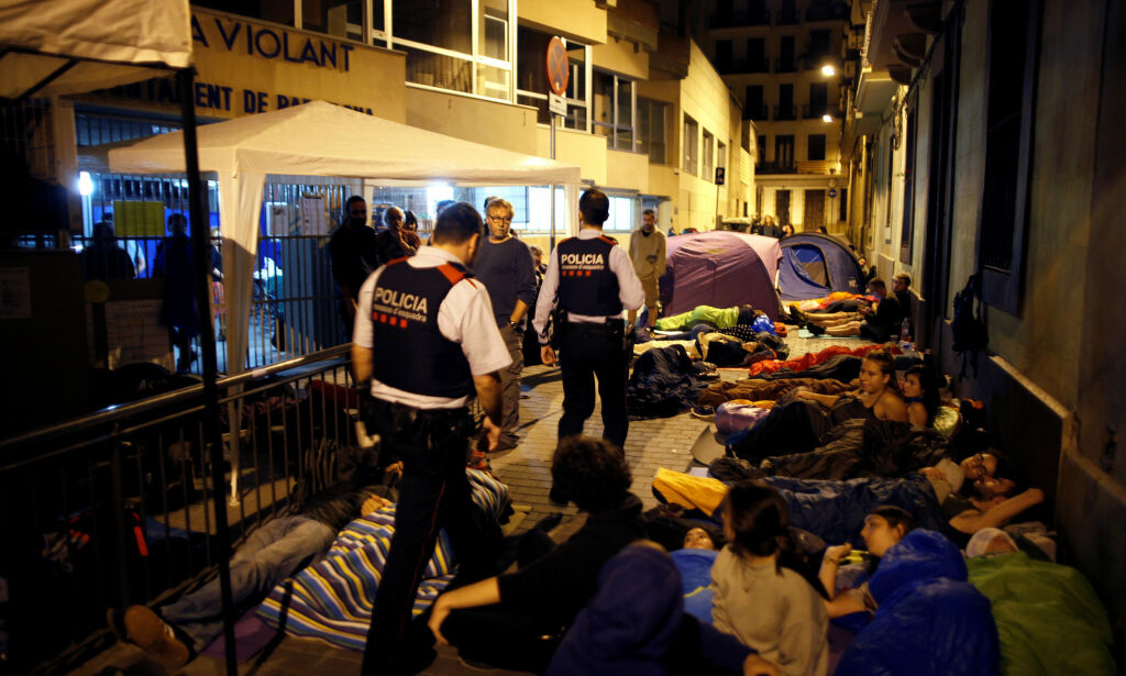 Dette er Barcelona i natt. Sov ute for å okkupere valglokalene