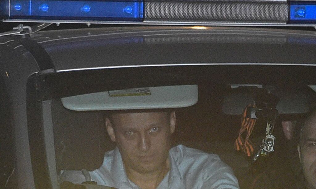 Aleksej Navalny vil utfordre Putin neste år. Fra cella ber han tilhengere om å demonstrere