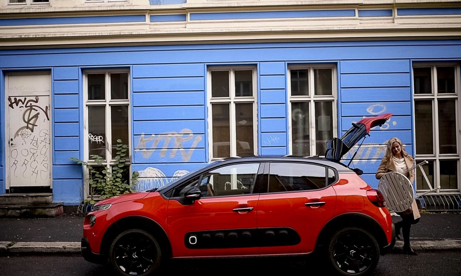 STRAND-DATE: Med en Citroën C3 til låns ble det lettere for Marie å overraske Matt med en litt annerledes date; en strand-date. Foto: Foto: Thomas Rasmus Skaug. STRAND-DATE: Med en Citroën C3 til låns ble det lettere for Marie å overraske Matt med en litt annerledes date; en strand-date. Foto: Foto: Thomas Rasmus Skaug.