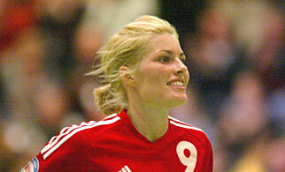 SLAGENSE 20030118:
Mia Hundvin var sentral da Slagelse knuste GOG 33-22 i lørdagens toppoppgjør i den danske eliteserien i håndball. Den norske håndballstjernen var i storslag og så ikke ut til å ha blitt negativt påvirket av den siste tidens press fra norske og danske medier. Hele syv spillemål satte hun inn.
Foto: THORKILD AMDI/SCANPIX NORDFOTO 2003