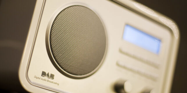 Dab-motstander kritisk til reklameradioavtale