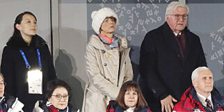 Her står Kim Yo-jong få meter unna USAs visepresident Mike Pence