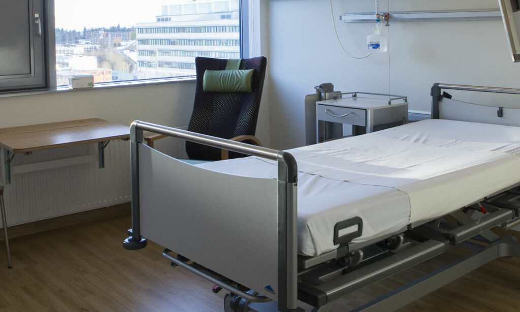 Overlege raser: Mener nedbygging av sengeplasser setter liv i fare
