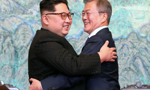 TOPSHOT - North Korea's leader Kim Jong Un (L) and South Korea's President Moon Jae-in (R) hug during a signing ceremony near the end of their historic summit at the truce village of Panmunjom on April 27, 2018.
The leaders of the two Koreas held a landmark summit on April 27 after a highly symbolic handshake over the Military Demarcation Line that divides their countries, with the North's Kim Jong Un declaring they were at the "threshold of a new history". / AFP PHOTO / Korea Summit Press Pool / Korea Summit Press Pool