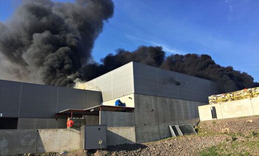 Brann hos avfallsfirma i Vestfold - 150-180 boliger evakueres