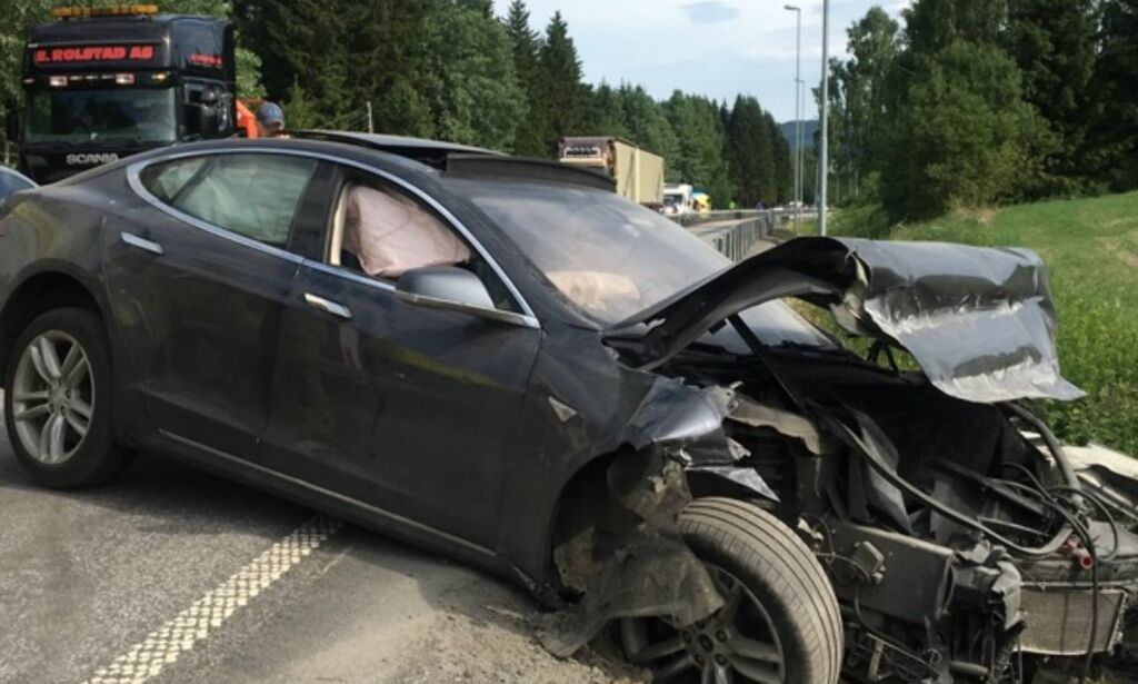 Tesla i grøfta på E6: - Kom fortumlet ut med Birken-startnummer på seg