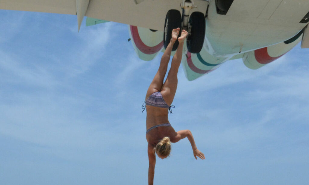 Ukrainsk par setter sinnene i kok på sosiale medier med håndstående flystunt