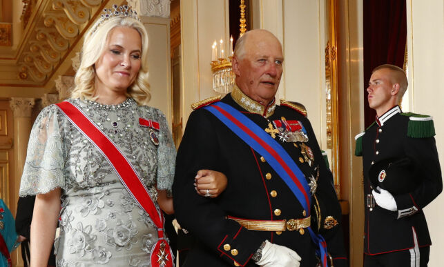 Derfor er kong Harald folkets favoritt - og ikke Mette-Marit