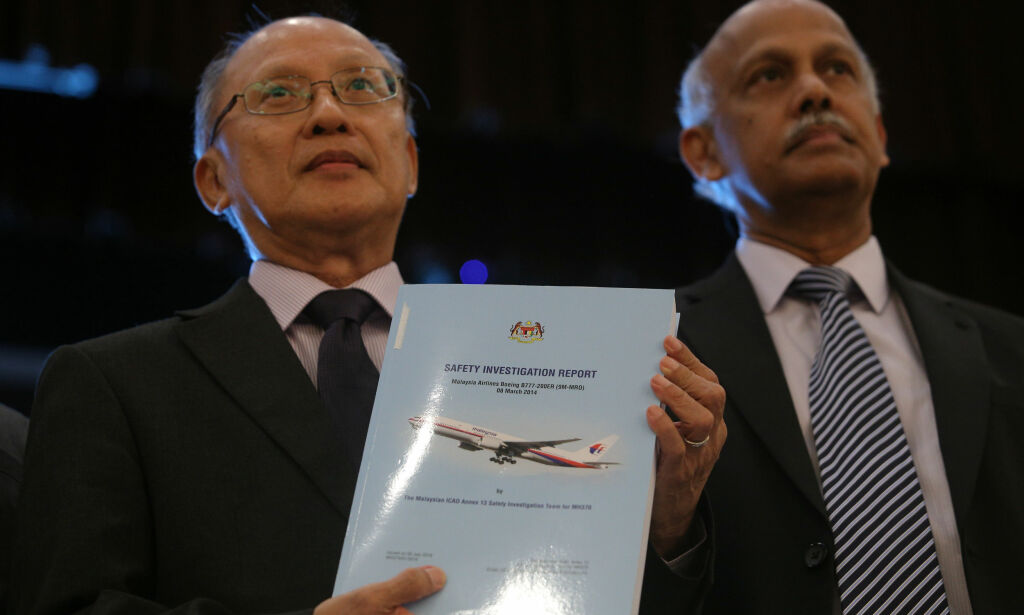 MH370 safety investigator-in-charge Kok Soo Chon shows the MH370 safety investigation report booklet to the media after a news conference in Putrajaya, Malaysia July 30, 2018. REUTERS/Sadiq Asyraf