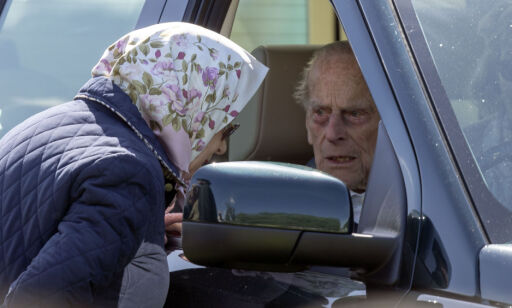 Politiet advarer prins Philip etter at han kjørte uten setebelte