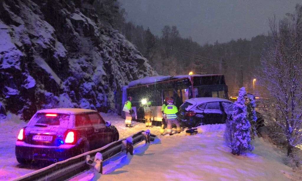Snøkaos på veiene: Buss og personbil krasjet