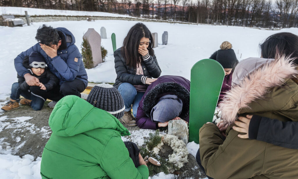 Familien sørger over tapet av Reza. Nå er en 18-åring tiltalt for drapet