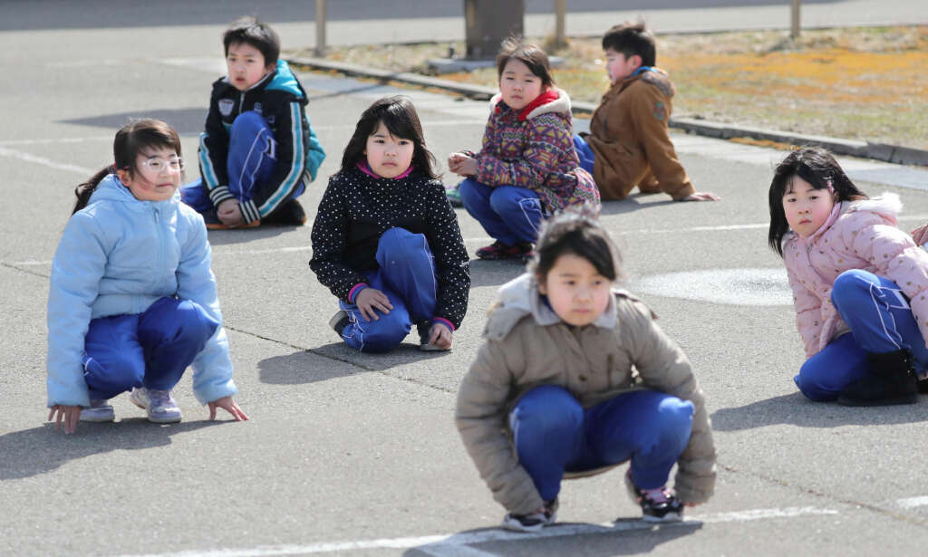 Japan har opplevd det før. Nå forbereder landet barna på bomberegn. - De er virkelig redde
